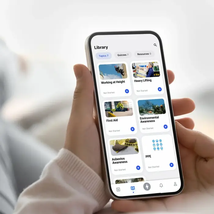 Pessoa que utiliza uma aplicação para smartphone para navegar numa biblioteca de cursos, incluindo "Trabalho em altura", "Primeiros socorros", "Sensibilização para o amianto", entre outros, com opções categorizadas em vários tópicos e sectores.