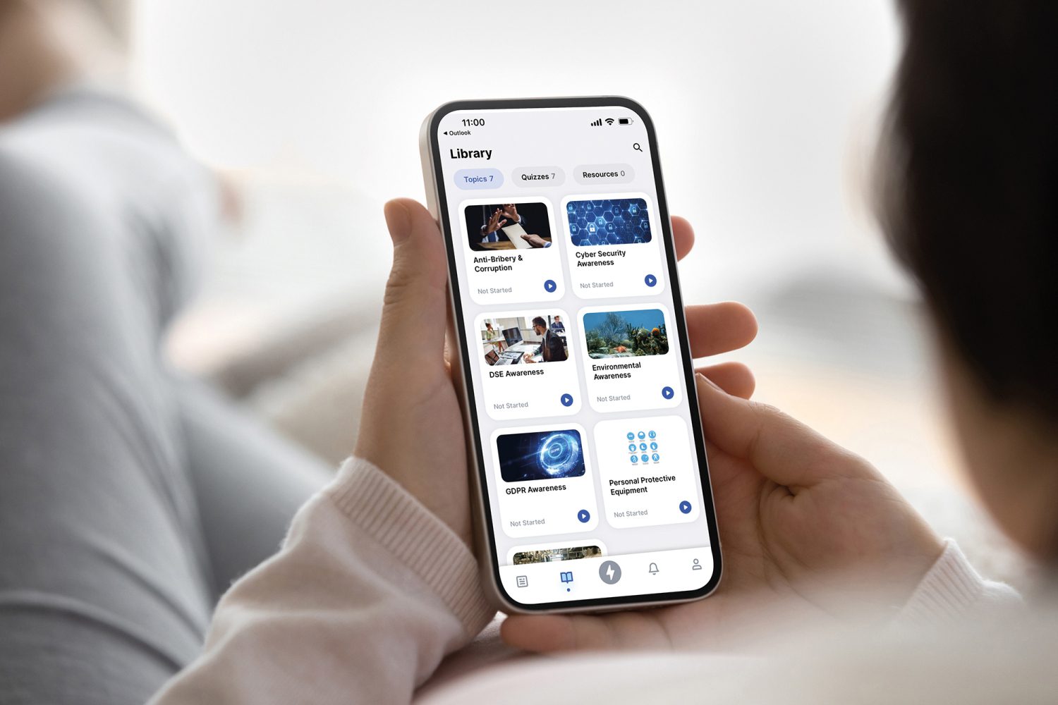 تطبيق التعلم المصغر Knowledge Coach قيد الاستخدام